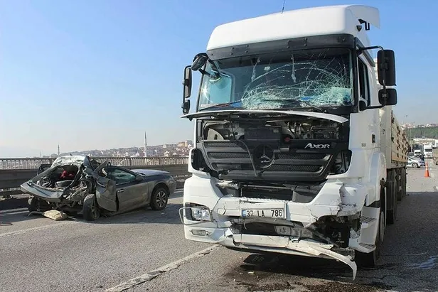 SON DAKİKA: TEM’de TIR orta şeritte duran otomobile çarptı: 1 ölü-4