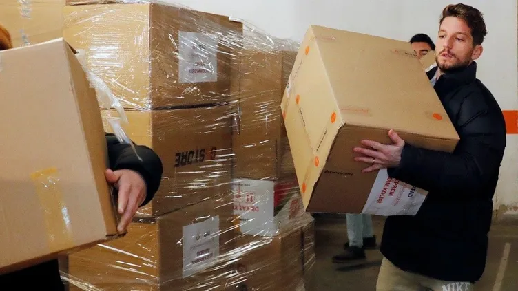 Galatasaraylı Dries Mertens'in deprem seferberliğine yardımı Avrupa basınında: Günün en güzel fotoğrafı