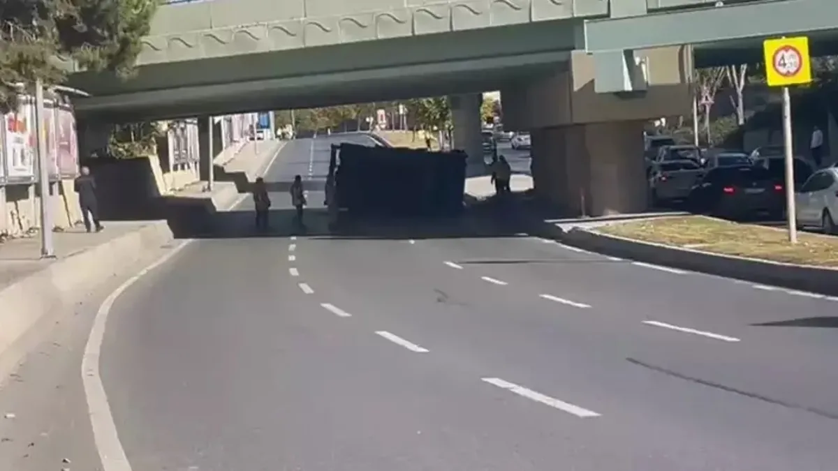 Bakırköy Rauf Orbay Caddesi'nde sabıkalı üst geçitten yine kaza haberi geldi! Bu kez İSKİ aracı devrildi