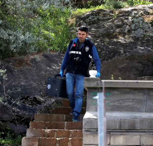 15-yasindaki-genc-tartistigi-kiz-arkadasi-ve-kendisini-bicakla-yaraladi-1653034919505.jpg 15 yaşındaki genç tartıştığı kız arkadaşı ve kendisini bıçakla yaraladı-4