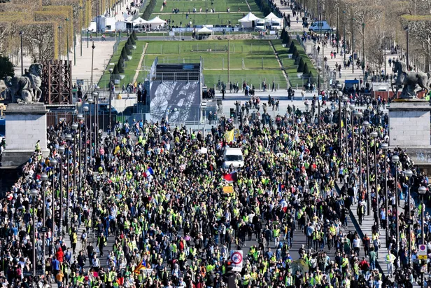 Fransa'da sarı yelekliler gösterilerin 20. haftasında sokaklarda-5