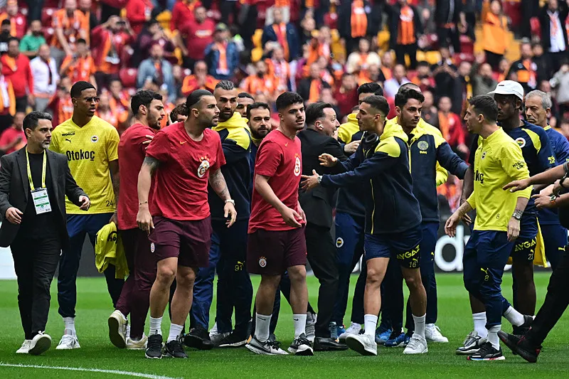 Galatasaray'da Okan Buruk'tan derbi neşteri! Yıldız isim Fenerbahçe maçının ardndan gözden çıkarıldı - 1