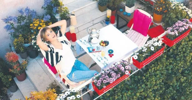 Ayla Çelik coronavirüs nedeniyle ’Mecbur’ şarkısına Arnavutköy’deki evinde klip çekti