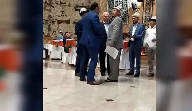 Türkiye'nin Bişkek Büyükelçisi Cengiz Kamil Fırat, katıldığı programda FETÖ'cü hain Orhan İnandı'nın olduğunu görünce iftarı terk etti-1