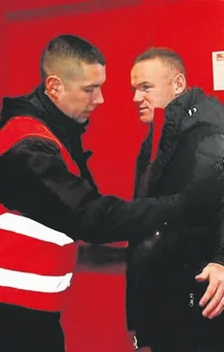 Old Trafford'a girişte Rooney'e üst araması