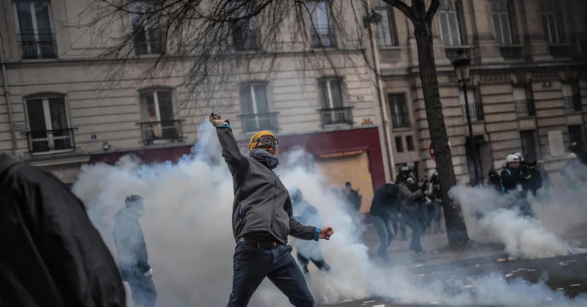 Fransa’da Macron’a karşı başlatılan grev hayatı felç etti