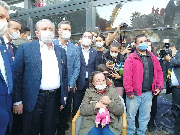 izmirde-en-aci-bekleyis-kizlarini-oyuncaklarina-sarilarak-bekliyor-1604156976088.jpg İzmir'de en acı bekleyiş: Kızlarını oyuncaklarına sarılarak bekliyor-3