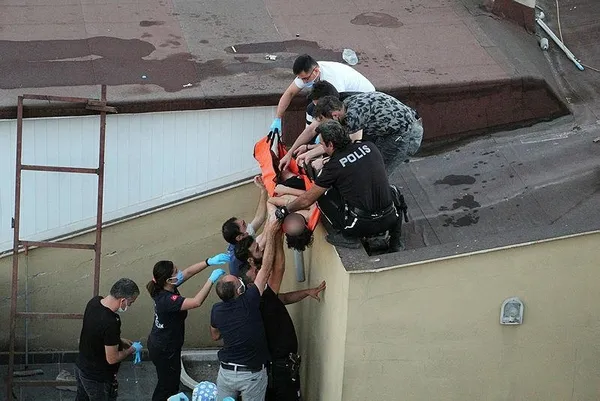 Antalya'da yürekleri ağza getiren olay! 4 katlı apartmanın çatısına çıkıp...-5