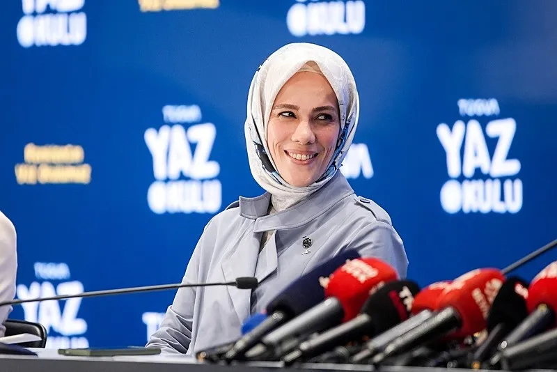 esra-albayraktan-ailelere-dijital-bagimlilik-uyarisi-kuzularimizi-kurda-yem-etmeyecegiz-tugvadan-yaz-okulu-pro-1779285430795.jpeg Esra Albayrak'tan ailelere "dijital bağımlılık" uyarısı: Kuzularımızı kurda yem etmeyeceğiz | TÜGVA'dan Yaz Okulu Programı-3