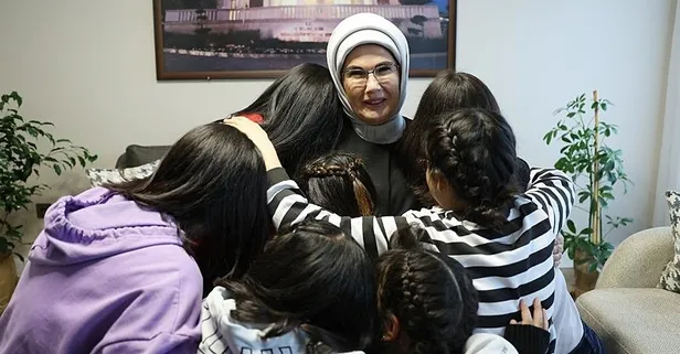 Emine Erdoğan, Hatay Serdar Demir Çocuk Evleri Sitesi'ni ziyaret etti