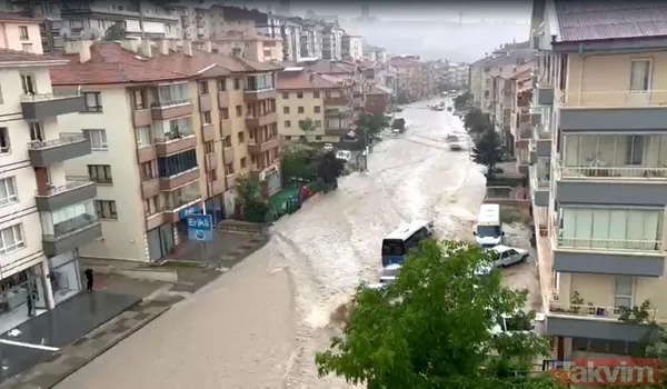 SON DAKİKA: Ankara'da sel can aldı! Ev ve iş yerlerini su bastı yollar göle döndü - 31