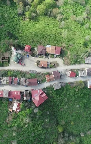 Evler ayrı gönüller bir!