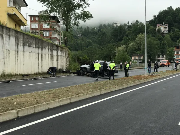 son-dakika-milyonluk-trafik-kazasi-1-olu-1-yarali-1621849801835.jpg SON DAKİKA: Rize'de milyonluk trafik kazası! 1 ölü 1 yaralı-7