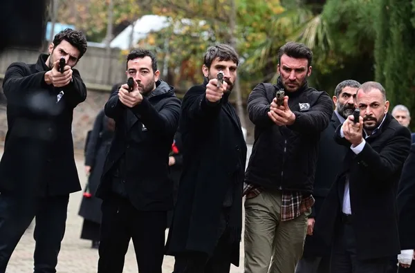 ben-bu-cihana-sigmazam-15-bolum-fragmani-yayinlandi-o-yemi-coktan-yuttu-1671984586113.jpg Ben Bu Cihana Sığmazam 15. bölüm fragmanı yayınlandı: "O yemi çoktan yuttu!"-3