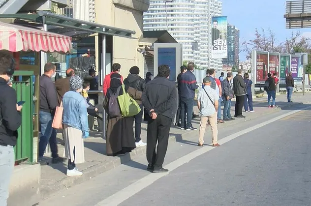 İstanbullunun toplu taşıma çilesi bitmiyor: "2 saattir bekliyoruz"
