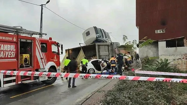 1669801131786.jpeg İstanbul'da hafriyat kamyonu dehşet saçtı! Otomobilin üzerine devrildi yol kapatıldı-3