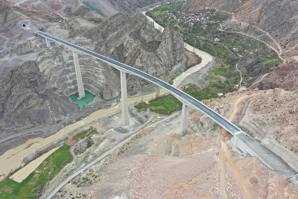artvin-yusufeli-barajinin-39-tunelli-yollari-bir-viyaduk-disinda-tamamlandi-1649932652955.jpg Artvin Yusufeli Barajı'nın 39 tünelli yolları bir viyadük dışında tamamlandı-2