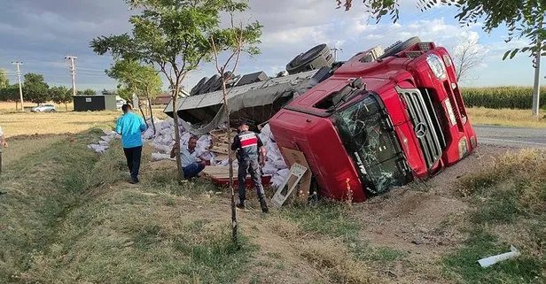 Konya'da virajı alamayan TIR devrildi: 1 Ölü