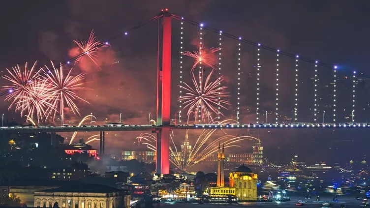 Başkan Erdoğan'ın 100. Yıl Hitabı'nın ardından İstanbul Boğazı'nda görsel şölen!