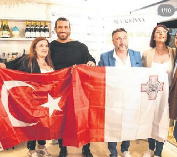 capkinligiyla-taninan-mehmet-ali-erbil-sahalara-geri-dondu-genc-kizlarla-birlikte-1684265618194.jpeg Çapkınlığıyla tanınan Mehmet Ali Erbil sahalara geri döndü: Genç kızlarla birlikte...-8