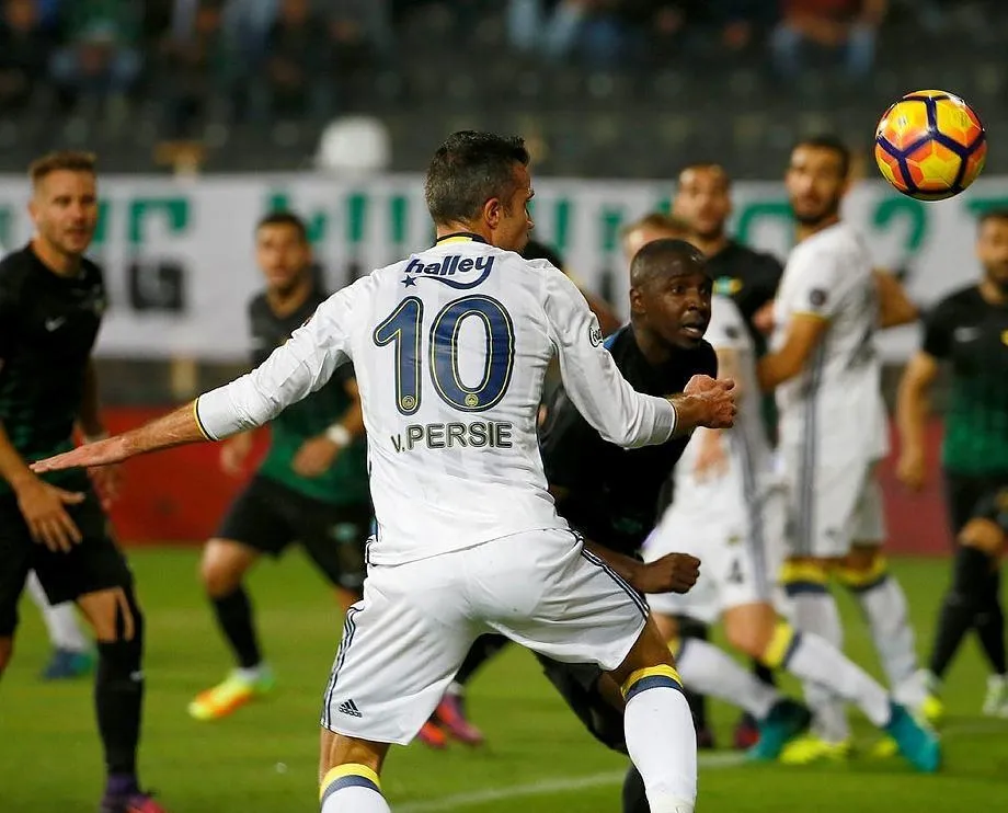 F.Bahçe’de şok! Van Persie hastaneye kaldırıldı