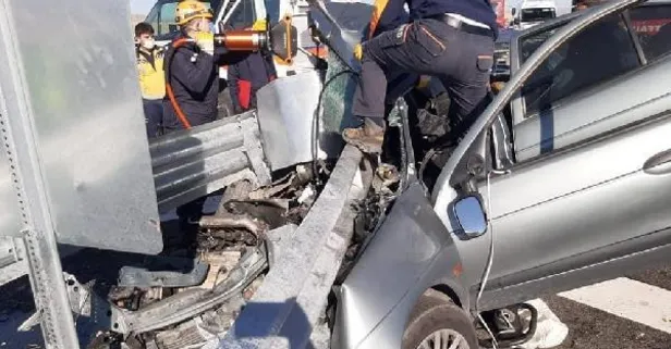Niğde'de feci kaza! Otomobil refüje çarptı: 2 ölü