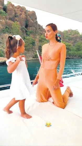 Zeynep Sever Demirel ve kızı Yeda'dan teknede eğlence