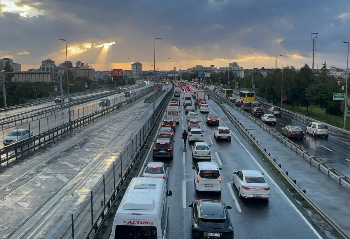 istanbulda-trafik-yogunlugu-yuzde-81e-cikti-1790869026696.jpeg İstanbul'da trafik yoğunluğu yüzde 81'e çıktı: İşte köprüler ve ana arterlerde son durum-3