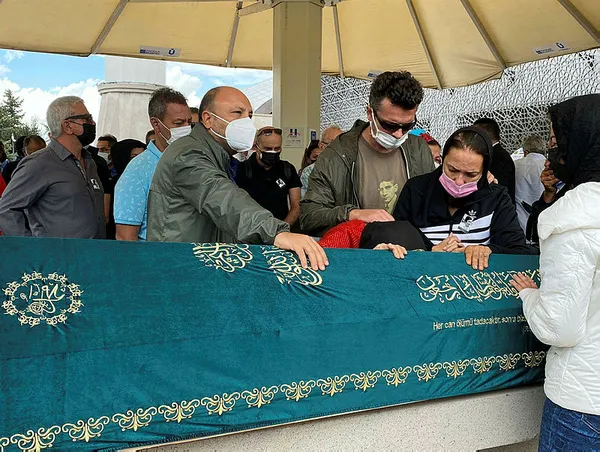 yesim-salkimin-en-aci-gunu-gozyaslari-icinde-babasini-son-yolculuguna-ugurladi-1630939281741.jpg Yeşim Salkım’ın en acı günü! Gözyaşları içinde babasını son yolculuğuna uğurladı-1