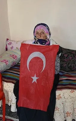 90 yaşındaki Sıdıka Nine'nin bayrak sevgisi
