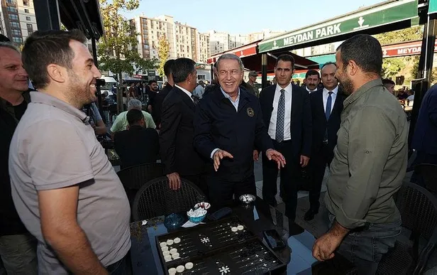 Bakanı Akar'dan sınırda Mehmetçik'e talimat: "Terörist neredeyse hedefiniz orası"-10