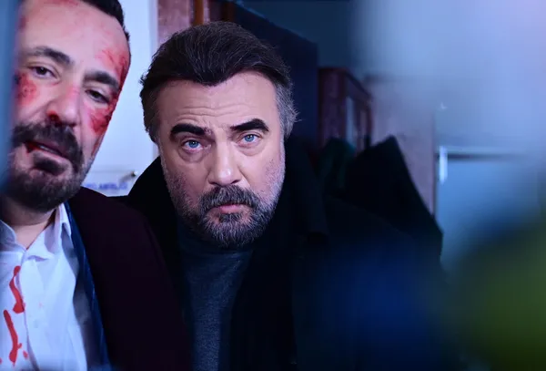 ben-bu-cihana-sigmazam-24-bolum-2-fragmani-yayinlandi-ailemin-yaninda-durdugum-surece-o-firtina-hic-dinmeyecek-1679860939207.jpg Ben Bu Cihana Sığmazam 24. bölüm 2. fragmanı yayınlandı: "Ailemin yanında durduğum sürece o fırtına hiç dinmeyecek!"-4