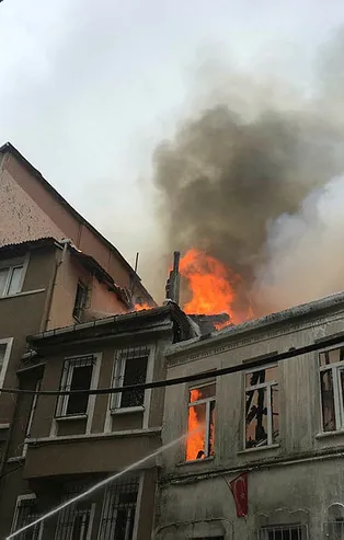 Beyoğlu'nda korkutan yangın