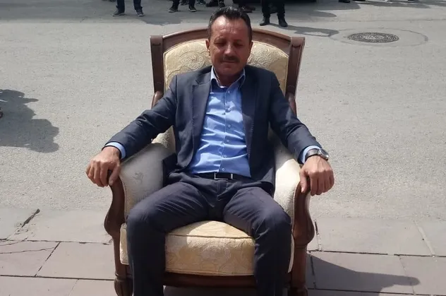 CHP Genel Merkezi önünde koltuklu eylem