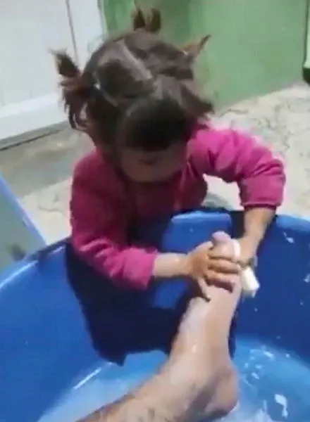 kucuk-cocugu-tokatlayip-ayagini-yikatarak-sigara-icirdigi-goruntuleri-tiktoktan-2-yil-once-paylasan-supheli-aziz-c-tepkiler-gelince-videoyu-kaldirdi-c-1616340168931.jpg Küçük çocuğu tokatlayıp ayağını yıkatarak sigara içirdiği görüntüleri TikTok'tan 2 yıl önce paylaşan şüpheli Aziz Ç. tepkiler gelince videoyu kaldırdı: Çünkü severek vuruyordum, sıkıntı yok-6