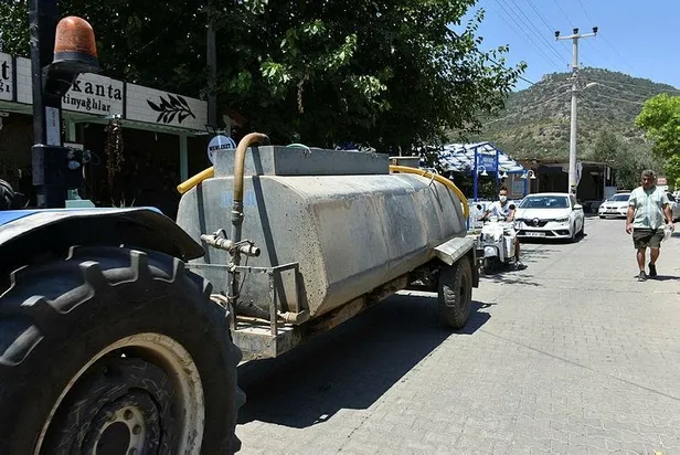 mugla-marmariste-su-krizi-chpli-belediye-sorunu-tankerle-cozmeye-calisiyor-1625930897952.jpeg Muğla Marmaris'te su krizi! CHP'li belediye sorunu tankerle çözmeye çalışıyor...-2