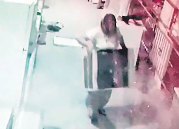 aydinda-araci-ile-motosikletli-gence-carparak-olumune-neden-olan-surucunun-fotografi-davanin-seyrini-degistird-1662593267963.jpeg Aydın'da aracı ile motosikletli gence çarparak ölümüne neden olan sürücünün fotoğrafı davanın seyrini değiştirdi | Yaşam haberleri-2