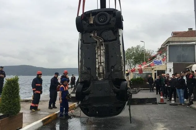 Aracını denize itti, taksiye binip gitti