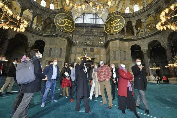 dunyaca-unlu-yonetmen-guy-ritchie-ayasofya-camii-ve-topkapi-sarayini-gezdi-1614527358292.jpeg