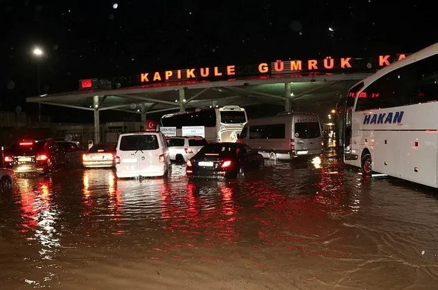 Edirne'de etkisini arttıran sağanak yağış Kapıkule Gümrük Sahası'nı adeta göle çevirdi! Yollar kapandı, araçlar mahsur kaldı