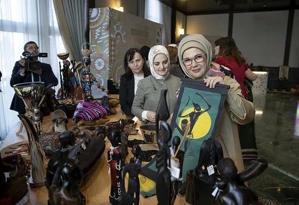 emine-erdogan-dunya-gonulluluk-gunu-kapsaminda-cumhurbaskanligi-kulliyesindeki-afrika-evi-programina-katildi-1670353303309.jpeg Emine Erdoğan, Dünya Gönüllülük Günü kapsamında Cumhurbaşkanlığı Külliyesi'ndeki Afrika Evi programına katıldı-6
