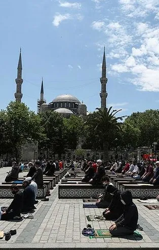 74 gün sonra Cuma namazı maske ve mesafeye uyularak kılındı