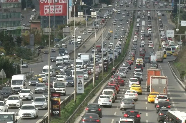 Yola çıkacaklar bir kez daha düşünsün! İstanbul'da trafik yoğunluğu yüzde 74!