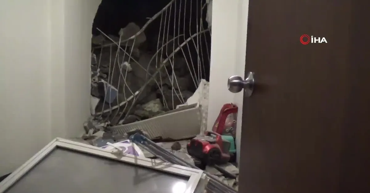 İzmir'de panik anları! Uyudukları sırada evin içine kaya düştü
