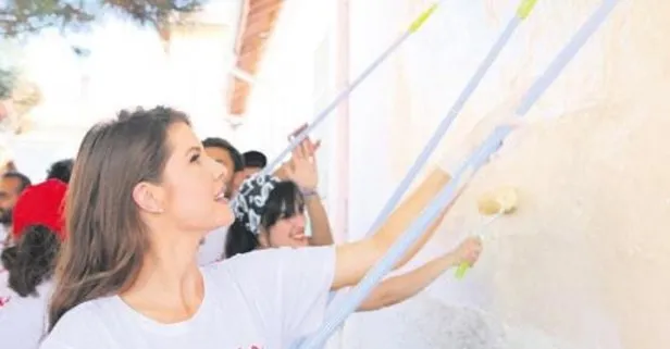 Amanda ne güzel! Amanda Cerny Kapadokya’da köy okulunu boyadı