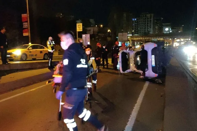 Son dakika: Şişli’de feci kaza! Otomobil refüje çarpıp takla attı