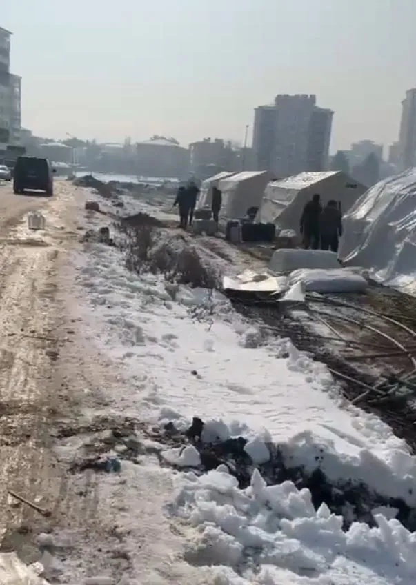 yuzyilin-felaketinde-121-bin-personel-sahada-calismalar-araliksiz-suruyor-1676023855550.jpg Yüzyılın felaketinde 121 bin personel sahada! Çalışmalar aralıksız sürüyor...-3