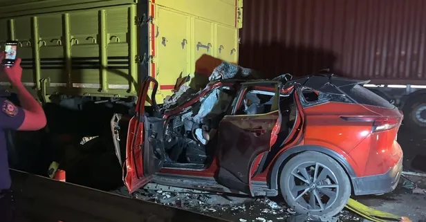 Sakarya'da kamyona çarpan aracın sürücüsü hayatını kaybetti