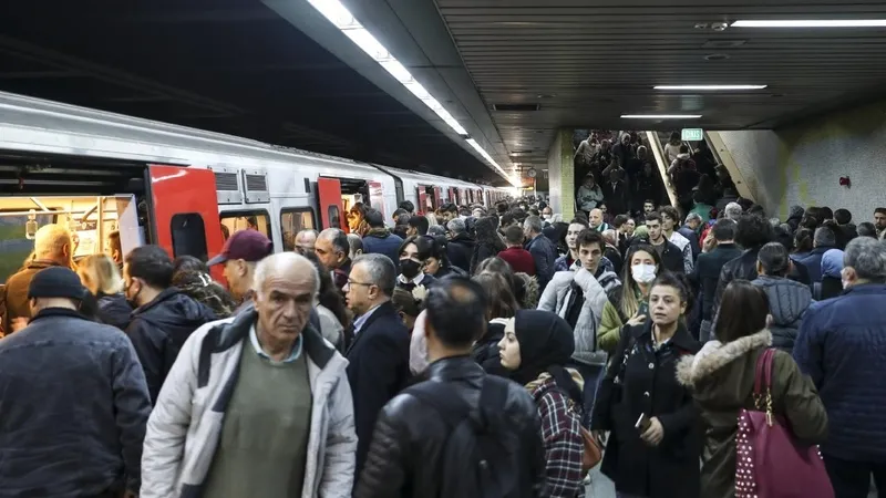 ankarada-toplu-tasima-ucretlerine-buyuk-zam-mansur-yavasa-verdiginiz-sozu-unuttunuz-tepkisi-1765533614438.jpeg Toplu taşıma (Takvim arşiv)