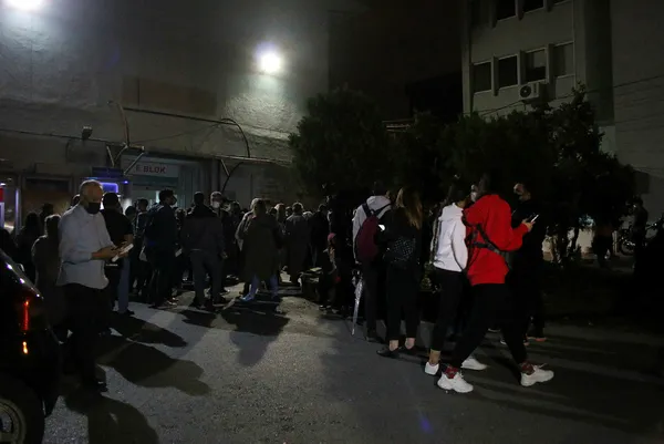 istanbulda-is-cikisi-hastanelerde-asi-kuyrugu-1623793517710.jpg İstanbul'da iş çıkışı hastanelerde aşı kuyruğu-1